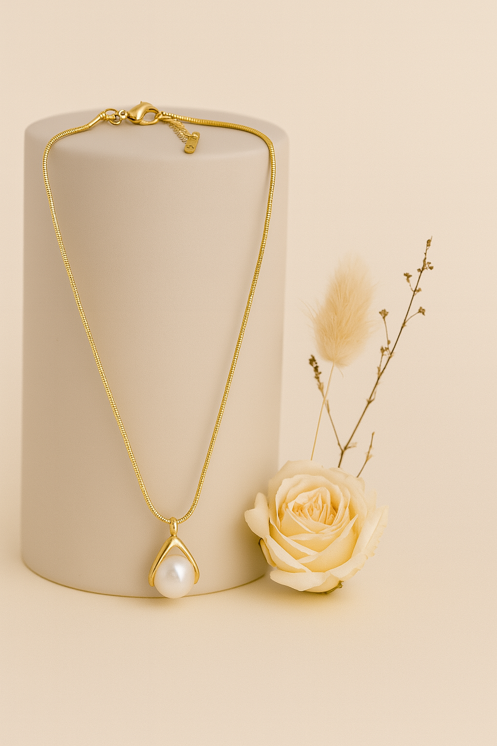 Golden Chic Pearl Pendant Necklace
