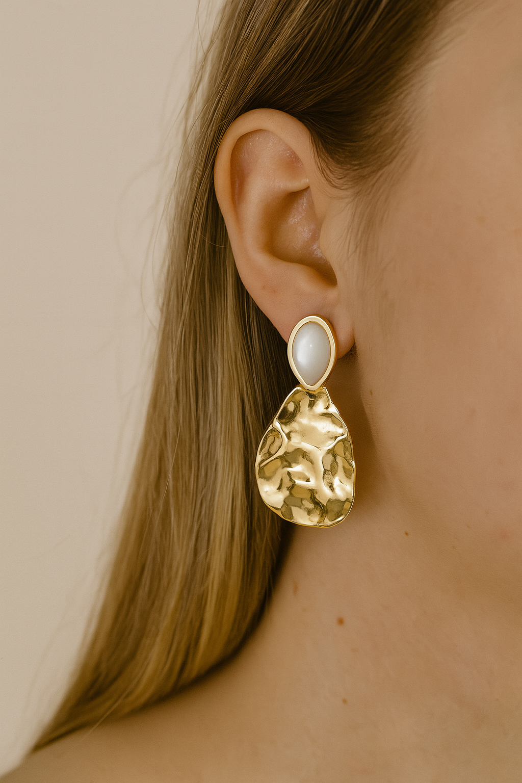 Gold Disk with Luminous Pearl Earrings