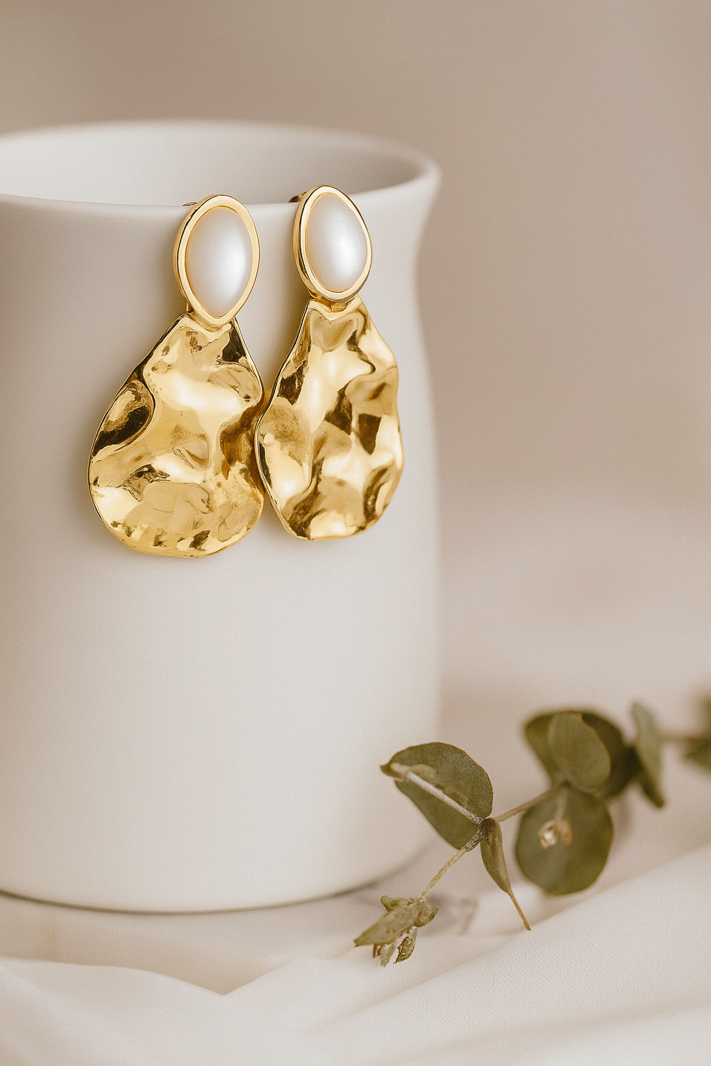 Gold Disk with Luminous Pearl Earrings