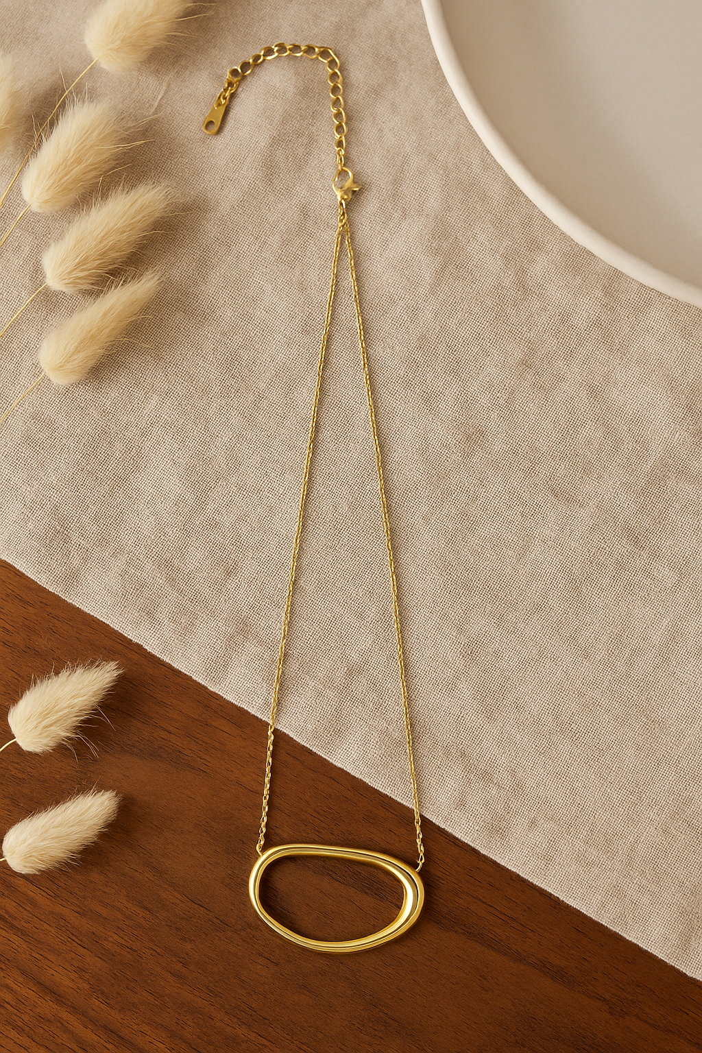 Gold elegant oval necklace